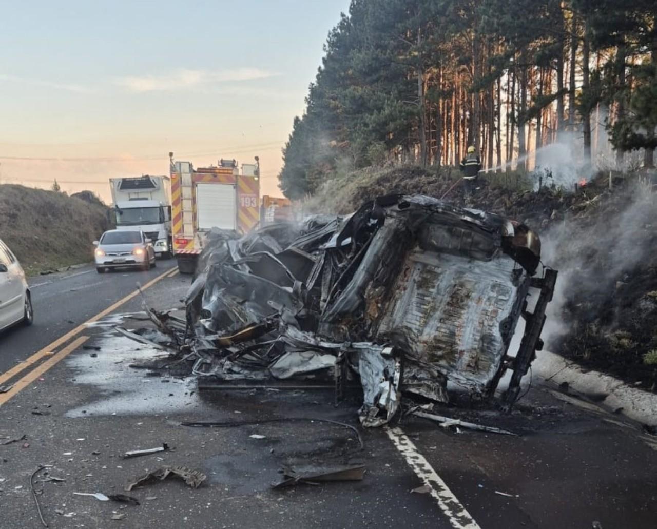 Colisão entre carro e caminhão termina com incêndio e deixa vitimas graves na SC-114