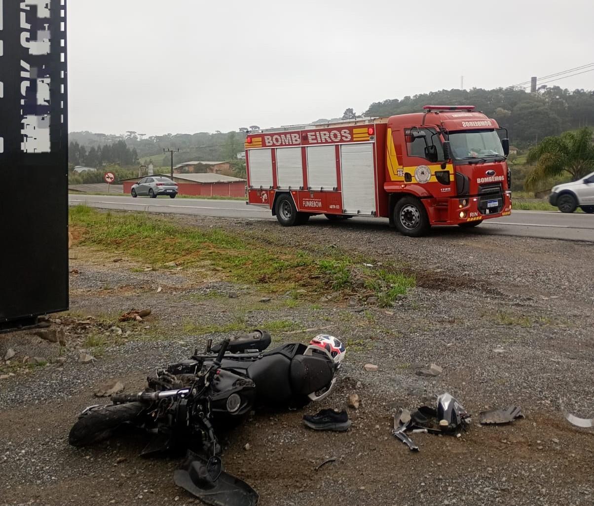 Colisão entre carro e motocicleta deixa dois feridos na BR-280 em Rio Negrinho