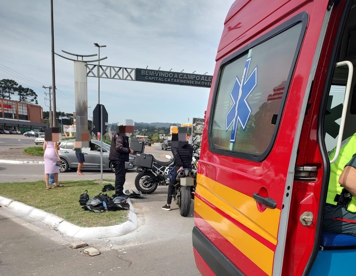 Colisão entre carro e motocicleta deixa mulher ferida na SC-418, em Campo Alegre