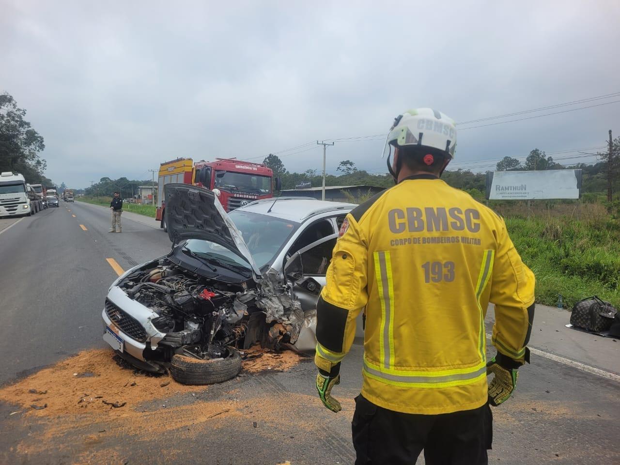 Colisão entre dois carros e ônibus deixa duas pessoas feridas na BR-280, em Araquari