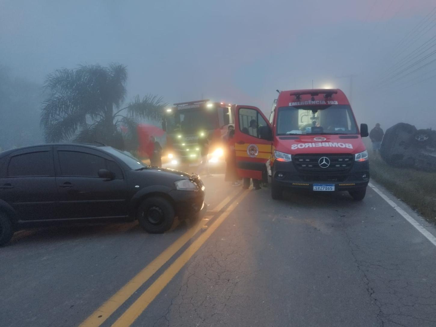 Colisão entre dois carros termina com veículo tombado  em São Bento do Sul
