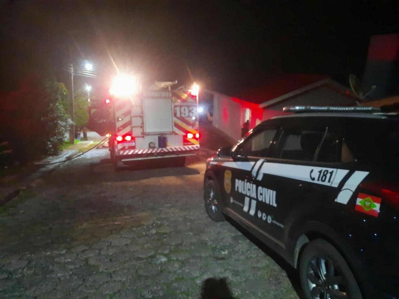 Corpo carbonizado é encontrado após incêndio destruir residência em Porto União