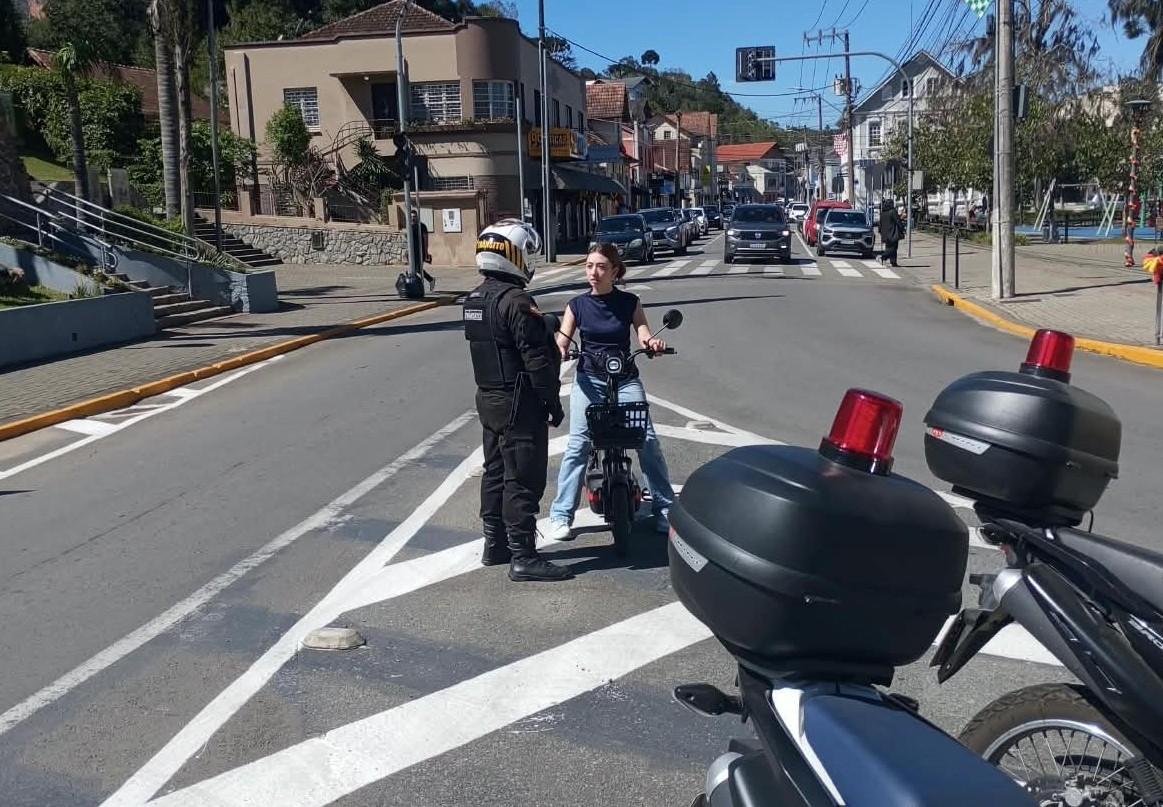DETRU reforça orientação sobre uso seguro de motos e bicicletas elétricas em São Bento