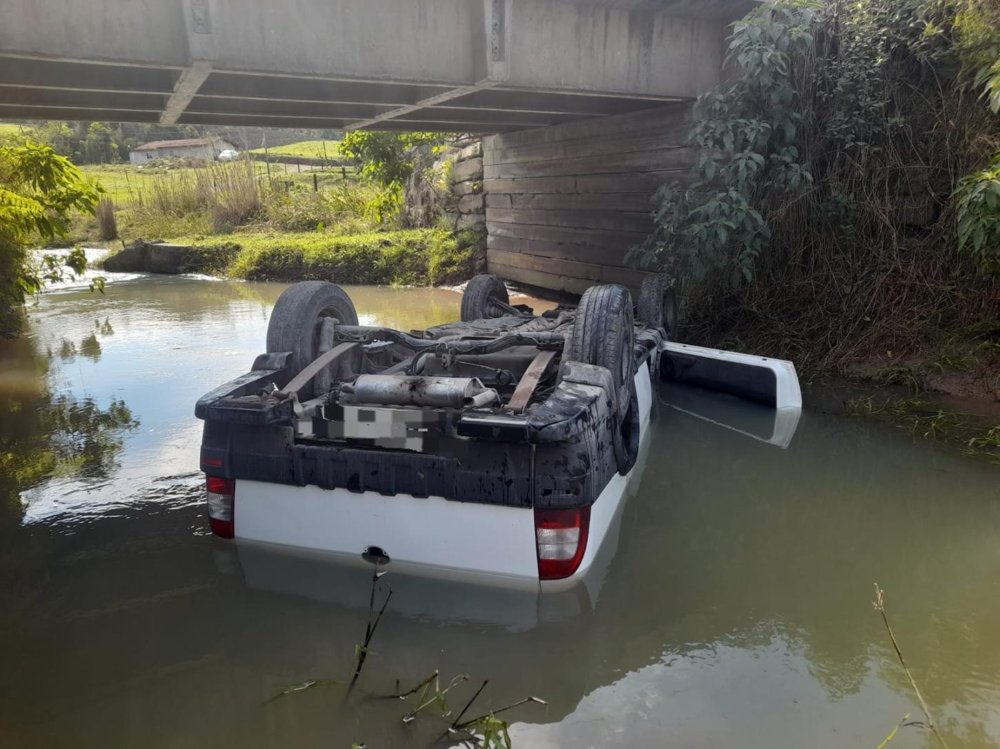 Homem de 48 anos morre após carro  capotar dentro de rio em Agronômica