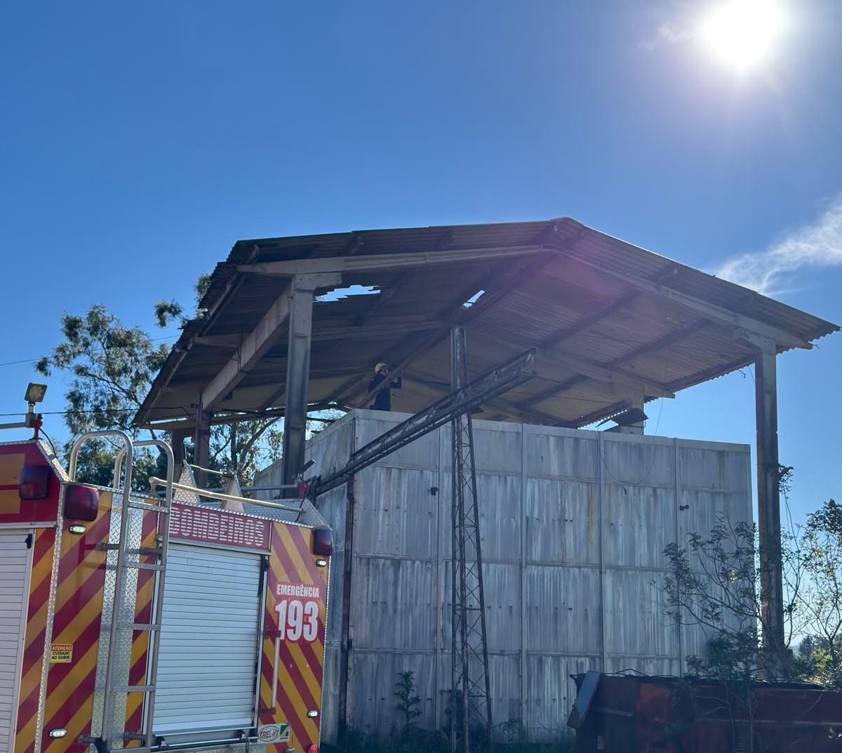Homem fica gravemente ferido após cair de telhado  em serraria em Monte Castelo