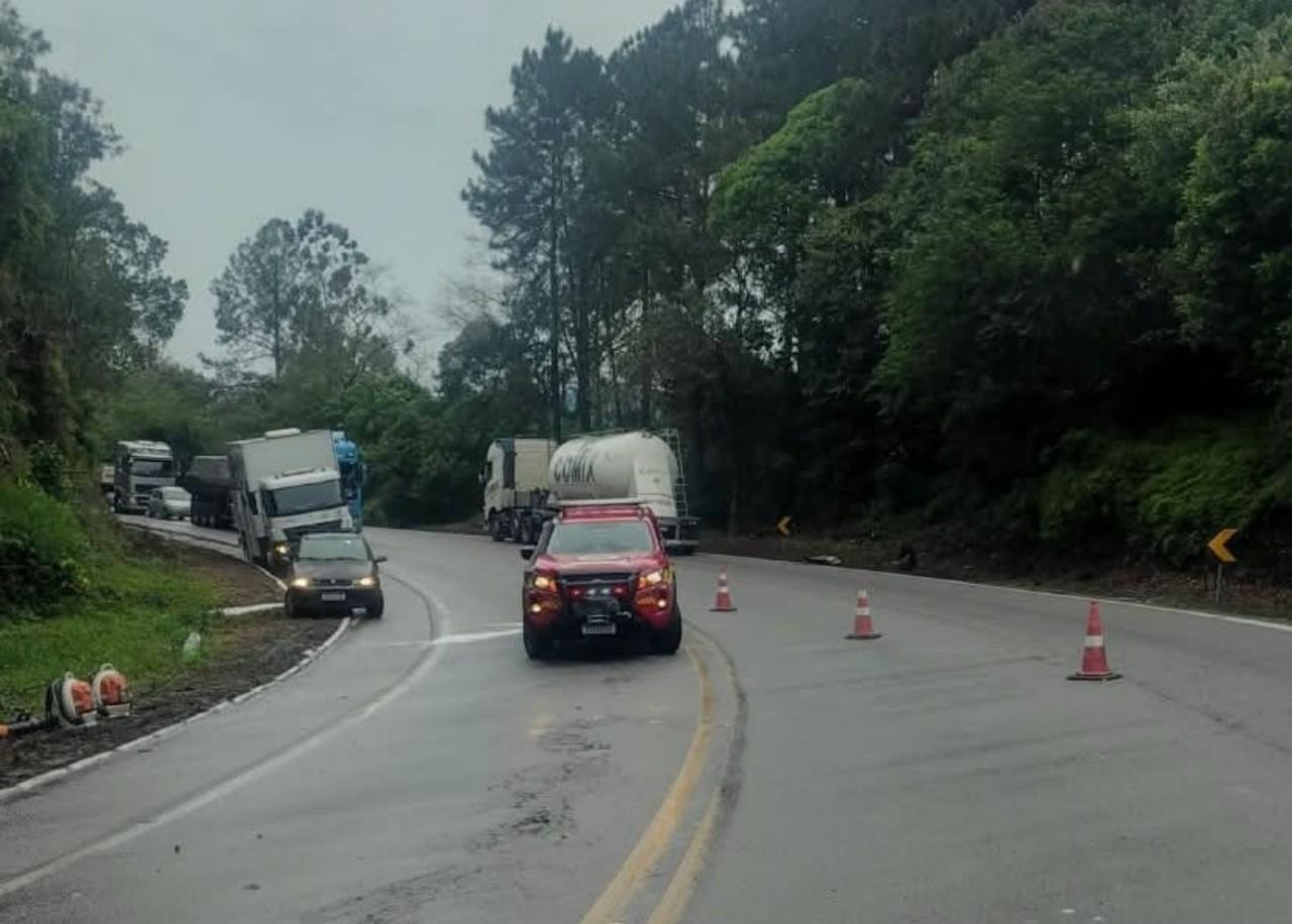 Homem morre e dois adolescentes ficam feridos em grave acidente na BR-282, em Santo Amaro da Imperatriz