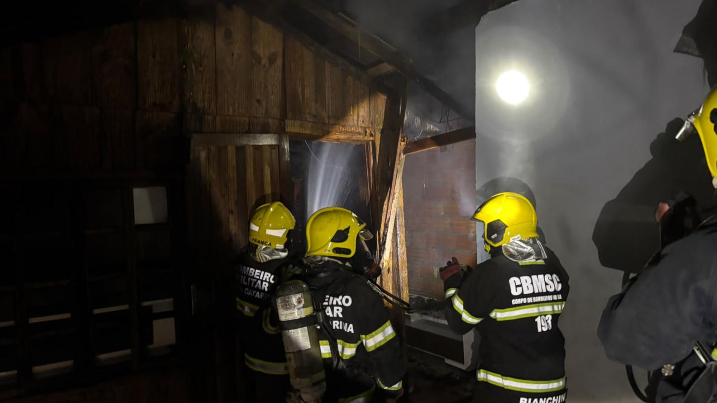 Incêndio criminoso destrói residência em Rio do Sul