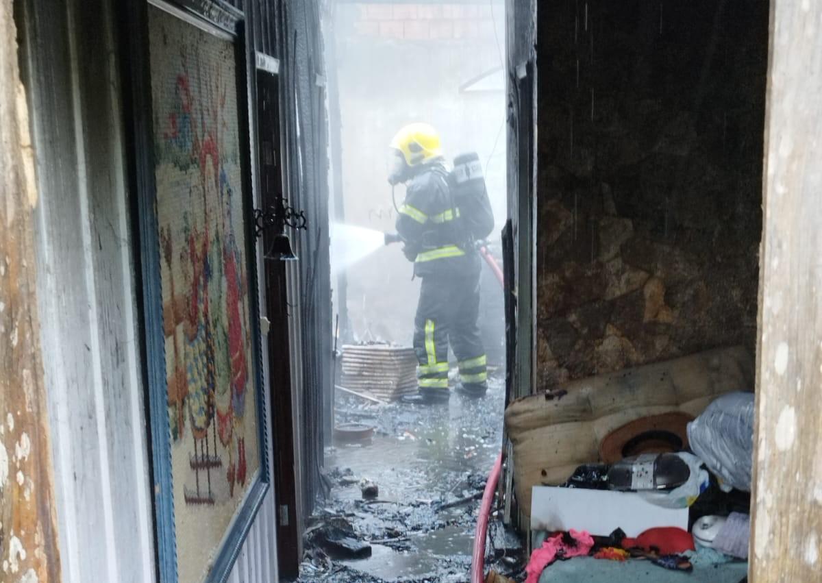 Incêndio destrói residência de madeira no bairro Colonial em São Bento do Sul