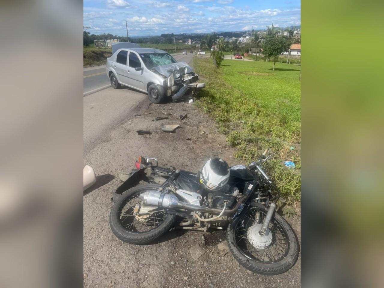 Jovem de 17 anos fica ferido após colisão entre moto e carro na BR-470, em Pouso Redondo