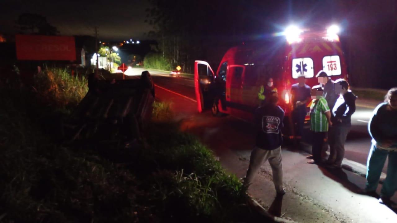 Jovem de 18 anos perde o controle e capota carro na SC-A280C, em São Bento do Sul