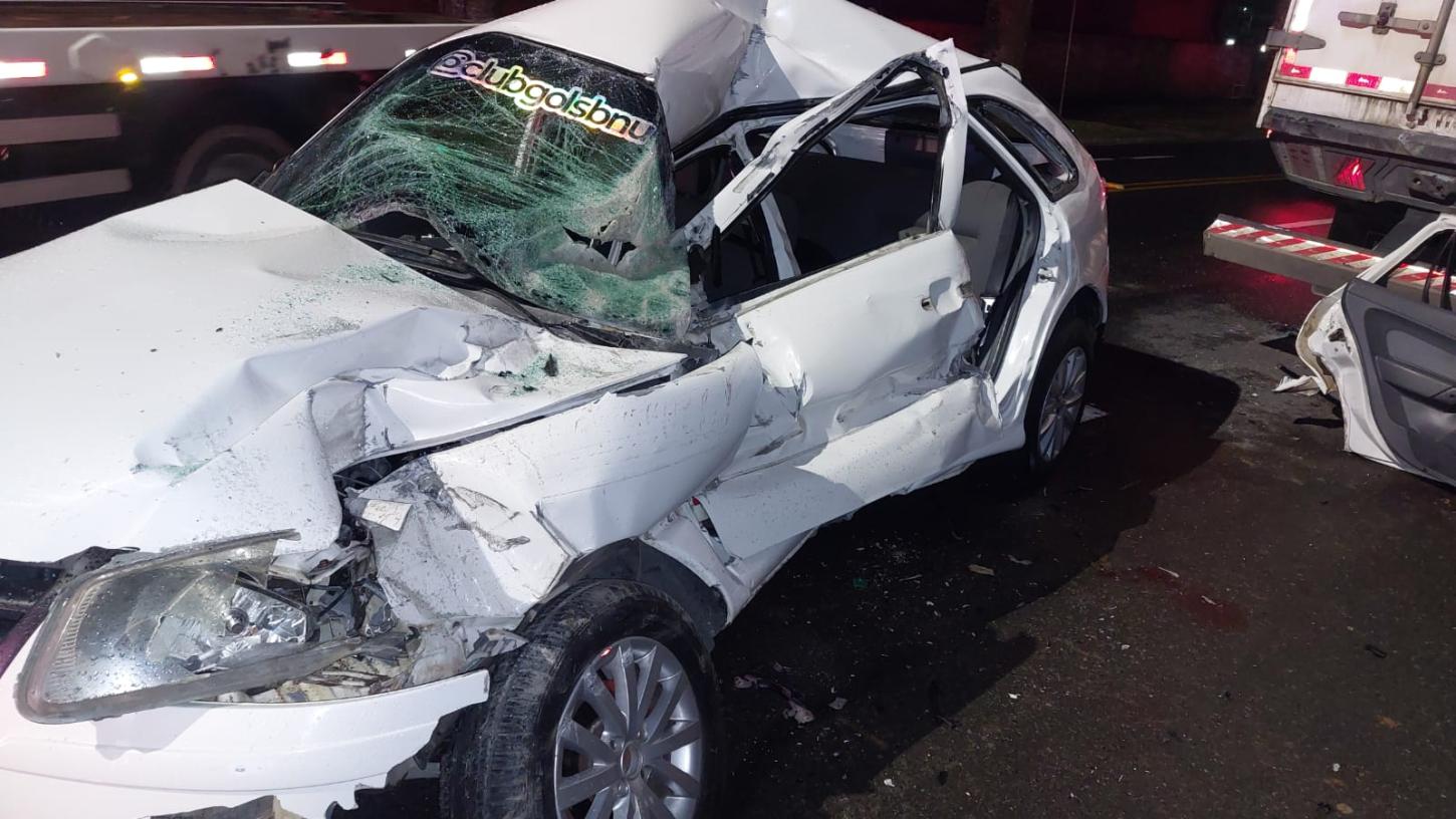 Jovem de 19 anos morre após carro bater contra caminhão estacionado em Blumenau