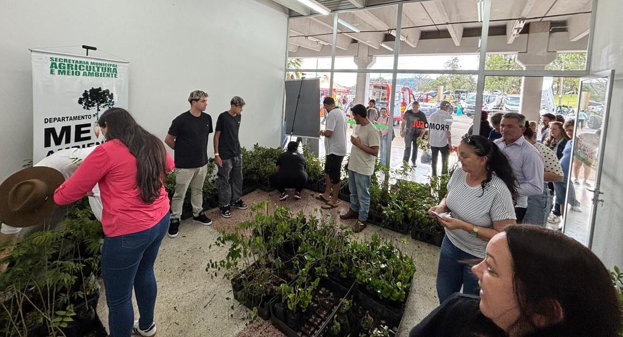 Mais de 2,3 mil mudas de árvores são distribuídas na Festa Viva São Bento