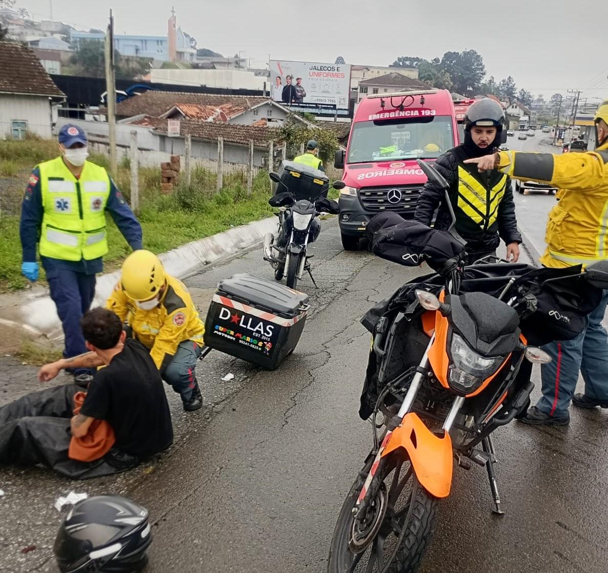 Motociclista de 21 anos fica ferido em colisão com Amarok na BR-280, em Rio Negrinho