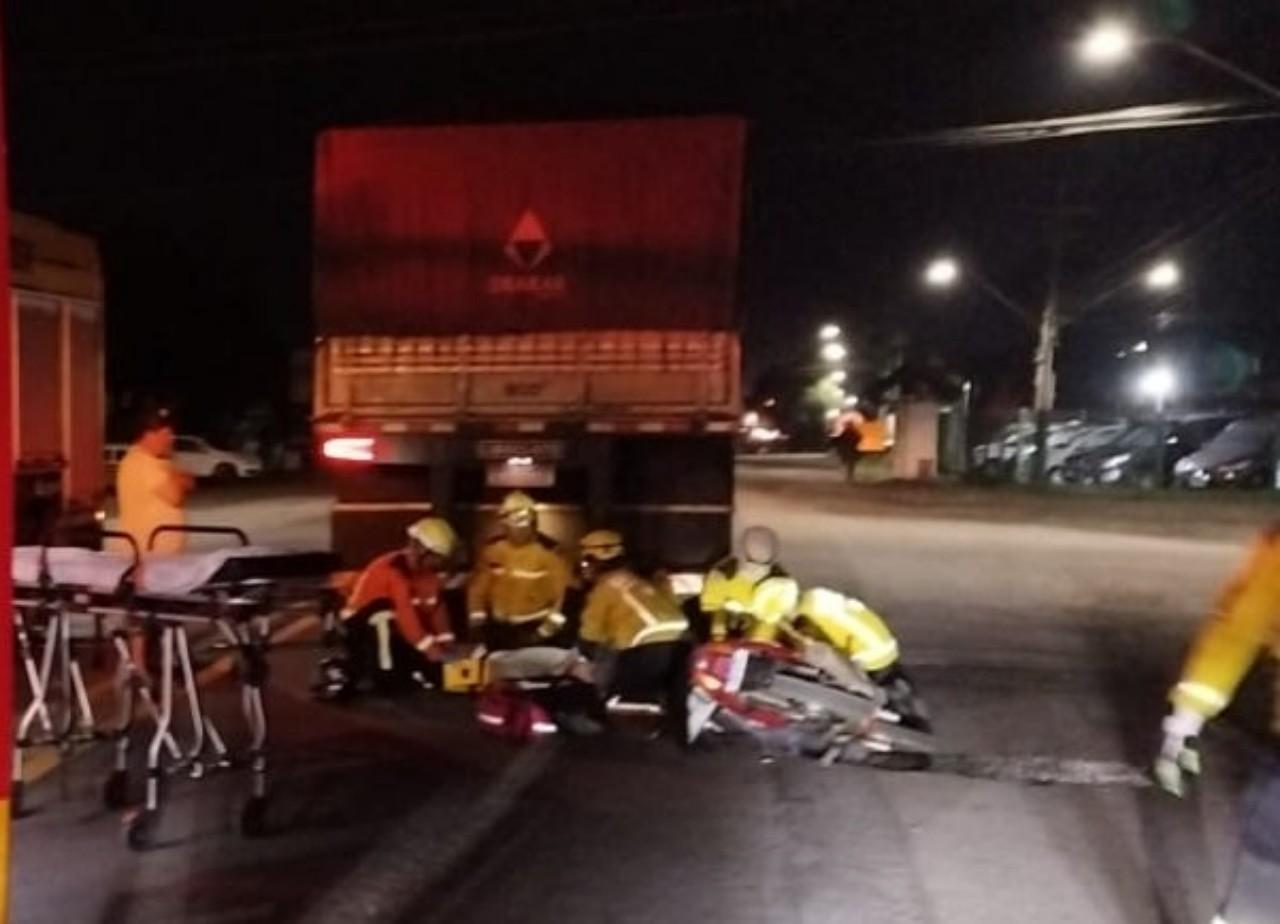 Motociclista fica ferido após colidir na traseira de carreta na BR-280, em Araquari