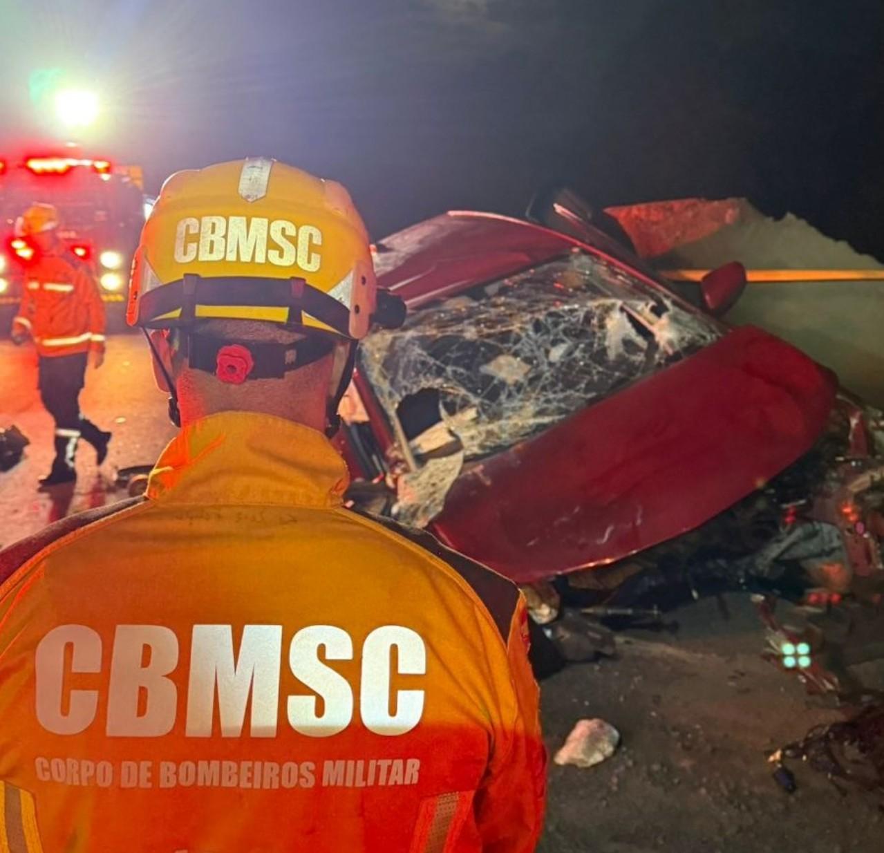 Motorista fica gravemente ferido após carro bater contra máquina de obra na BR-280, em Araquari