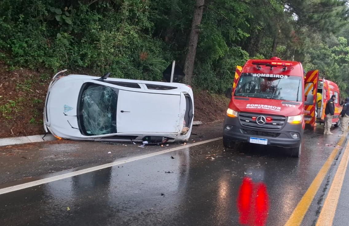 Mulher fica ferida após carro sair da pista na BR-280, em São Bento do Sul
