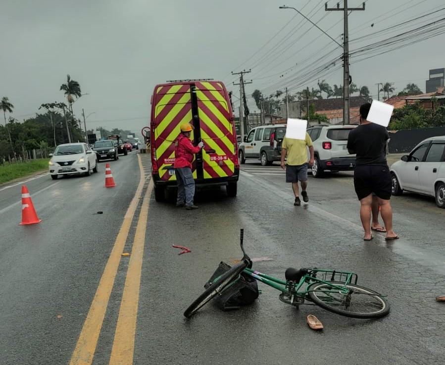 Mulher morre após ser atingida por carreta enquanto atravessava a BR-280 de bicicleta em Araquari