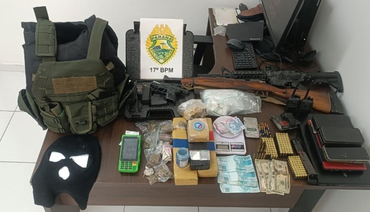 PMPR apreende dois fuzis, pistola, munições e drogas em São José dos Pinhais