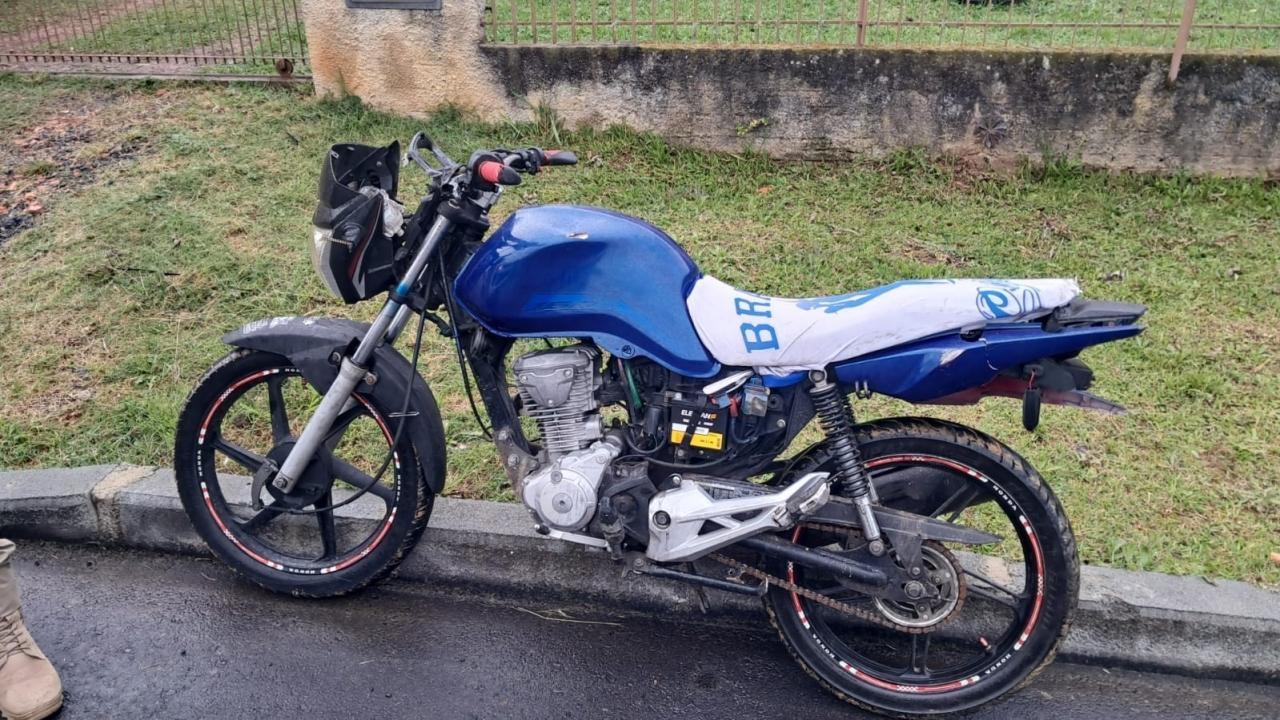 Polícia Militar recupera motocicleta roubada após perseguição em Rio Negrinho
