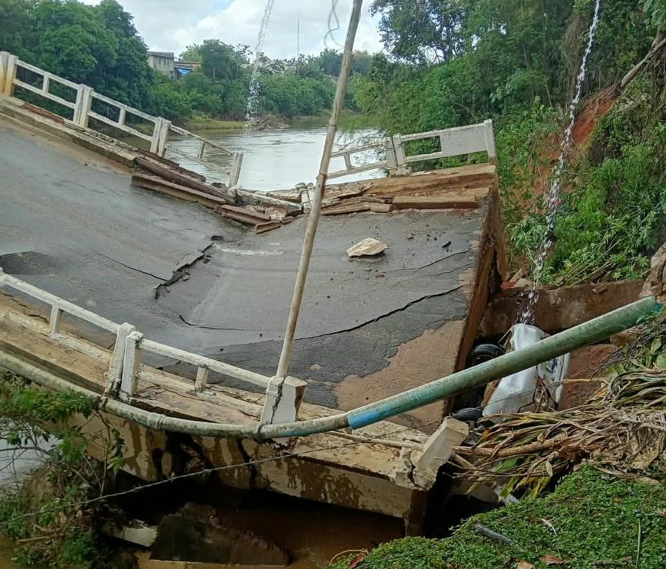 Ponte desaba e carro cai com casal de idosos em Canelinha SC 
