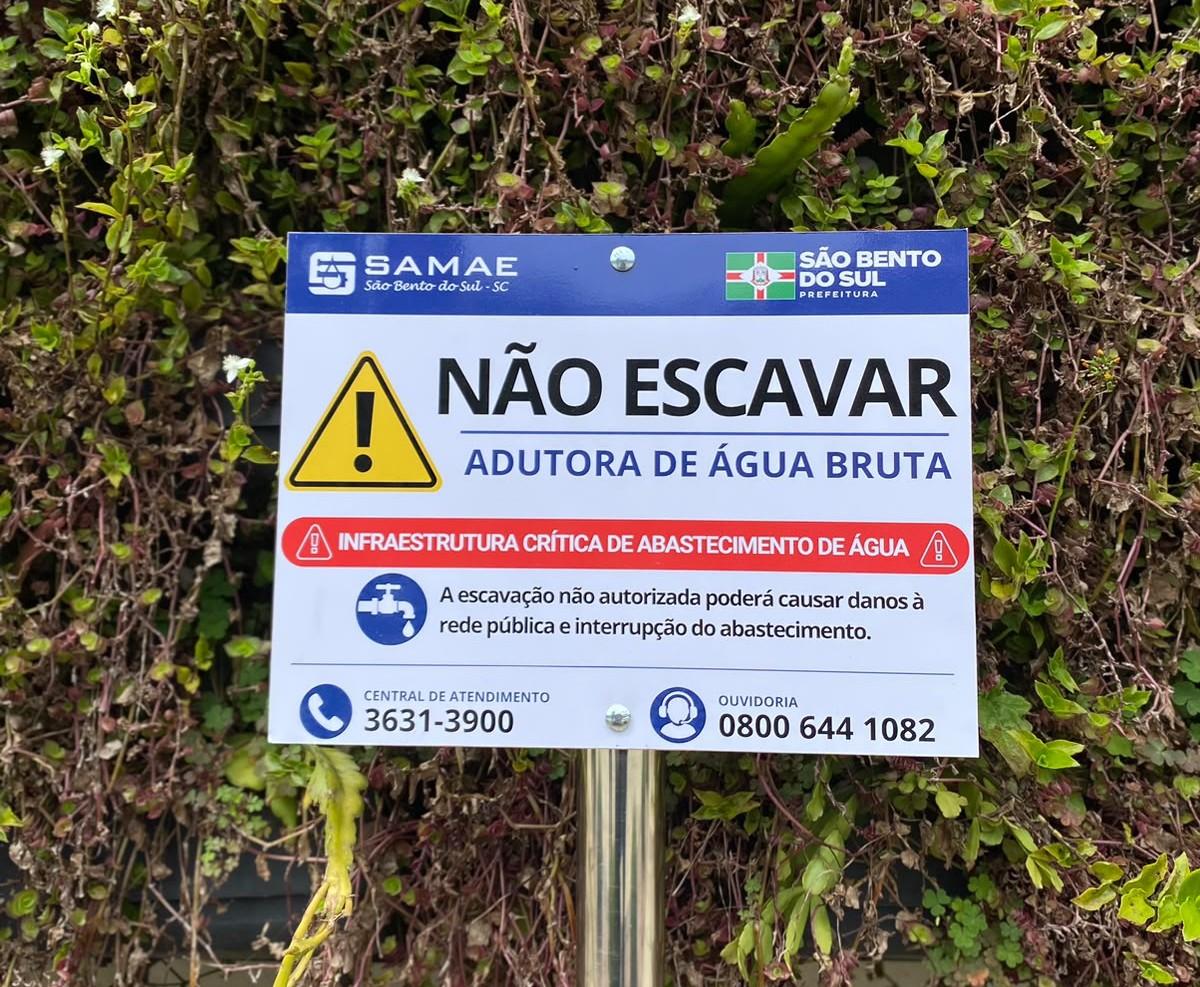 Samae instala placas de sinalização para evitar  rompimento de tubulação em São Bento do Sul 