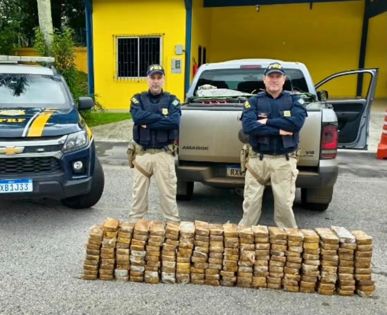 Ação conjunta intercepta carga milionária de pasta base de cocaína em SC