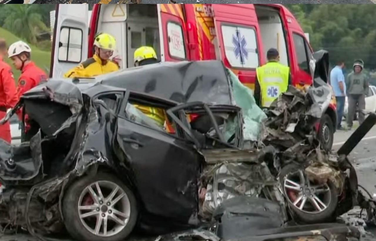 Acidente  entre carro e caminhão deixa motorista gravemente ferido na BR-470, em Blumenau
