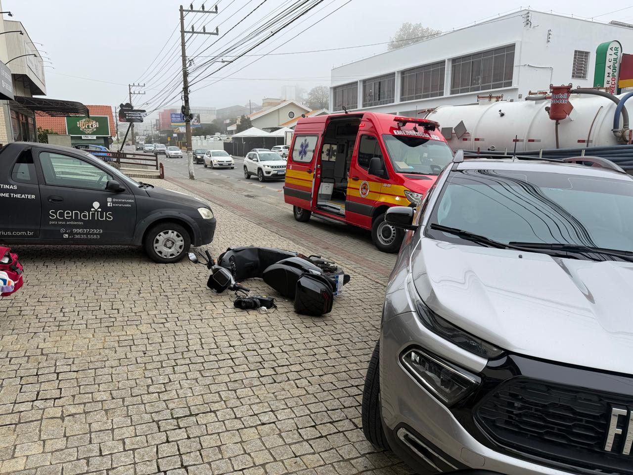 Adolescente fica ferido após colisão entre autopropelido e Fiat Toro em São Bento do Sul