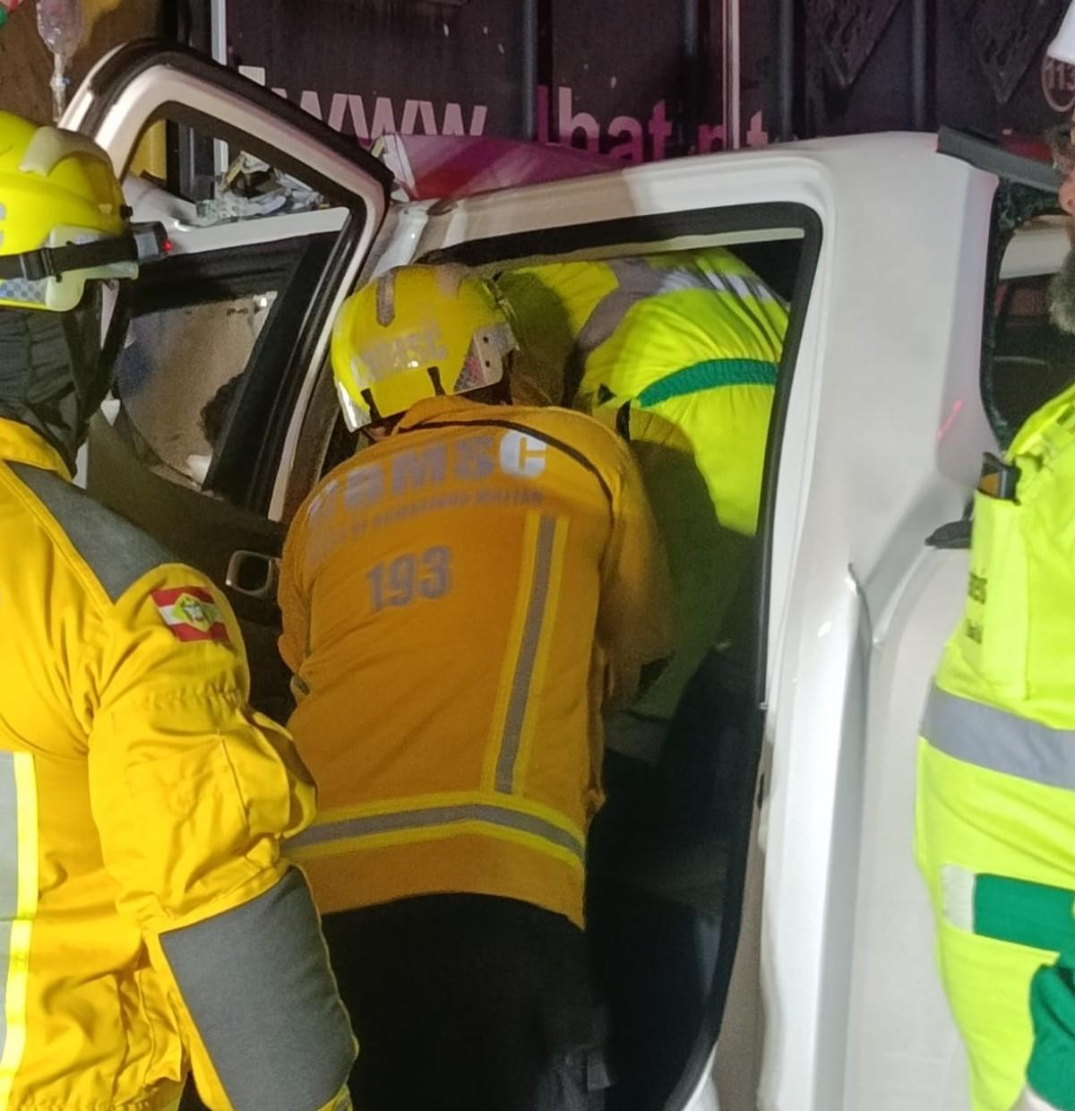 Bombeiros resgatam vítima presa às ferragens após colisão em Governador Celso Ramos