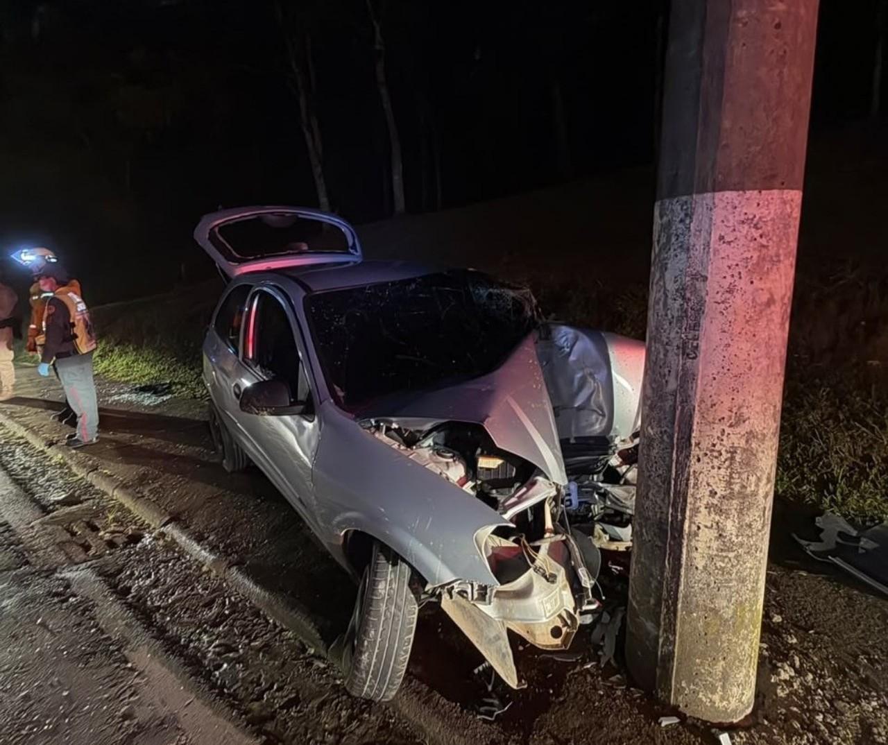 Carro bate contra poste e deixa duas pessoas feridas em São Bento do Sul