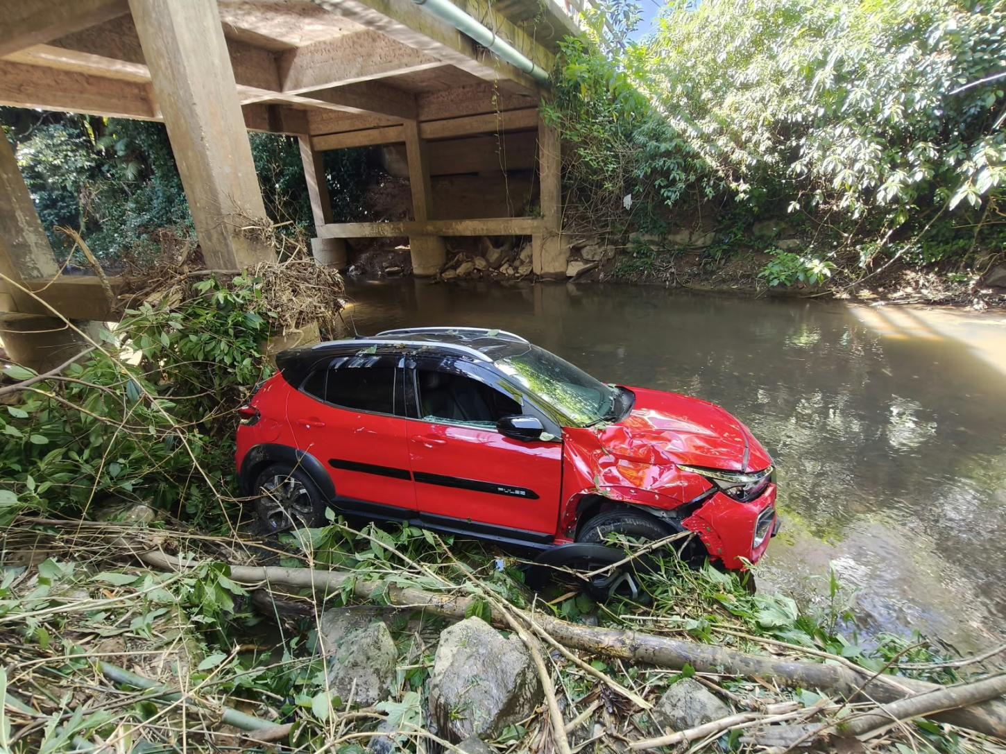 Carro cai em ribanceira de 10 metros e motorista fica inconsciente em Blumenau