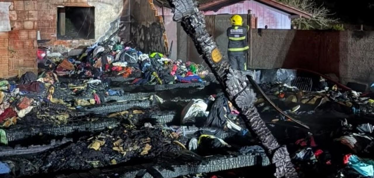 Casa é completamente destruída por incêndio no bairro Rio Vermelho Povoado, em São Bento do Sul