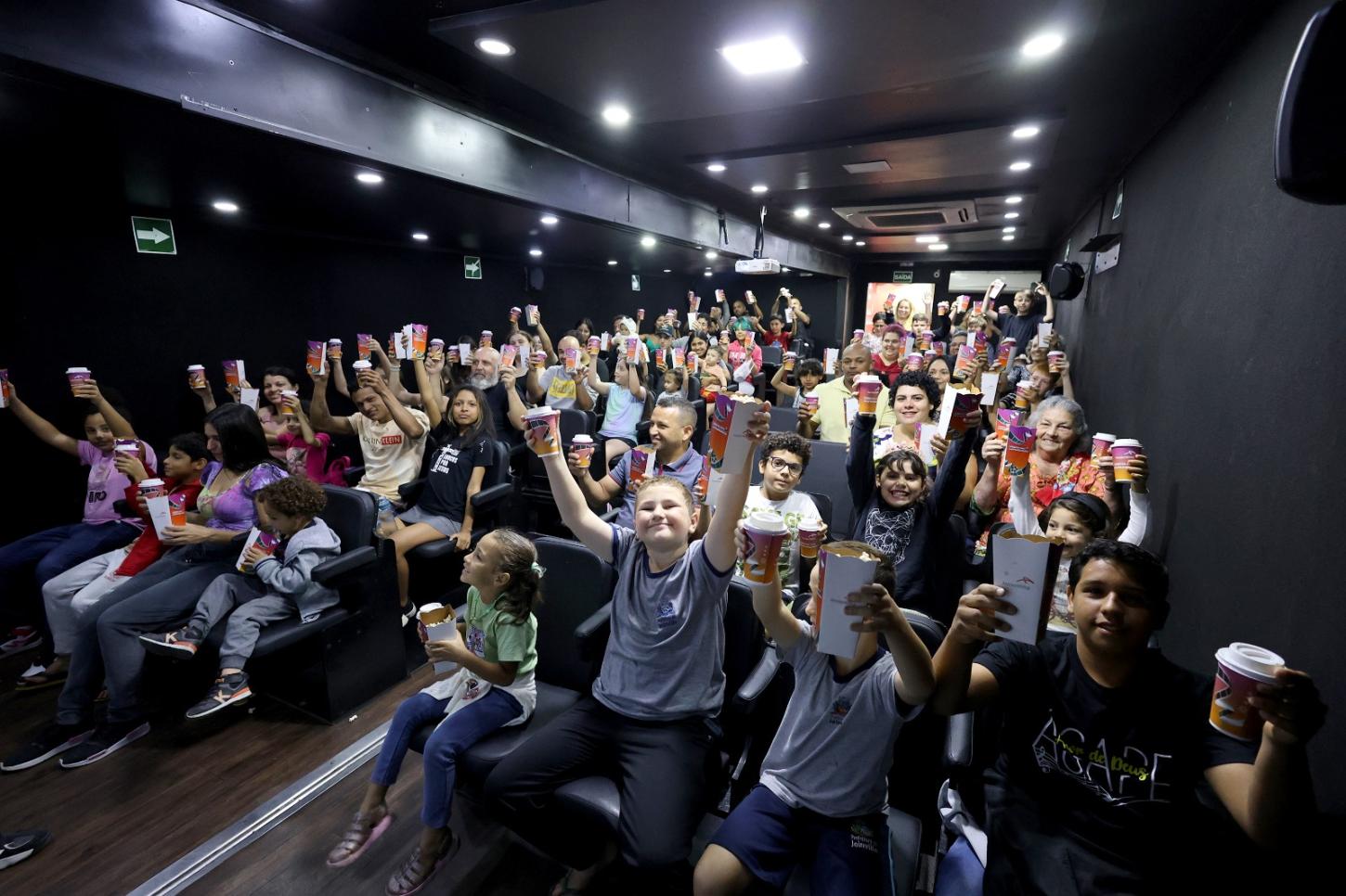 Cinema itinerante, a bordo de caminhão, contempla moradores de São Bento do Sul e São Francisco do Sul