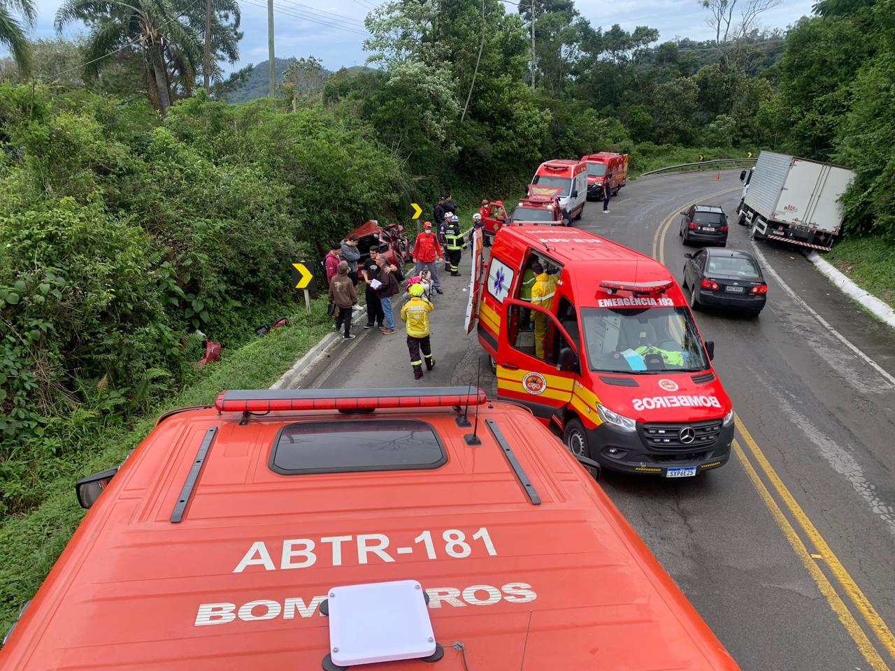 Colisão entre carro e caminhão deixa quatro pessoas feridas na BR-280 em São Bento do Sul