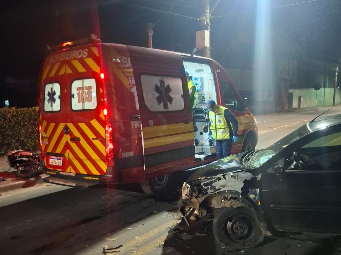 Colisão entre carro e moto deixa três pessoas feridas em São Bento do Sul