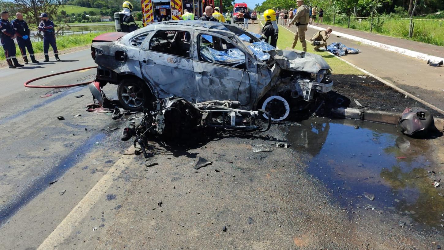 Colisão entre carro e motocicleta deixa dois mortos e menino de 9 anos gravemente ferido em SC