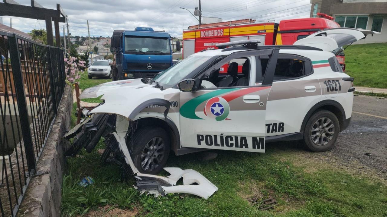 Colisão entre carro e viatura da Polícia Militar deixa três pessoas feridas em São Joaquim