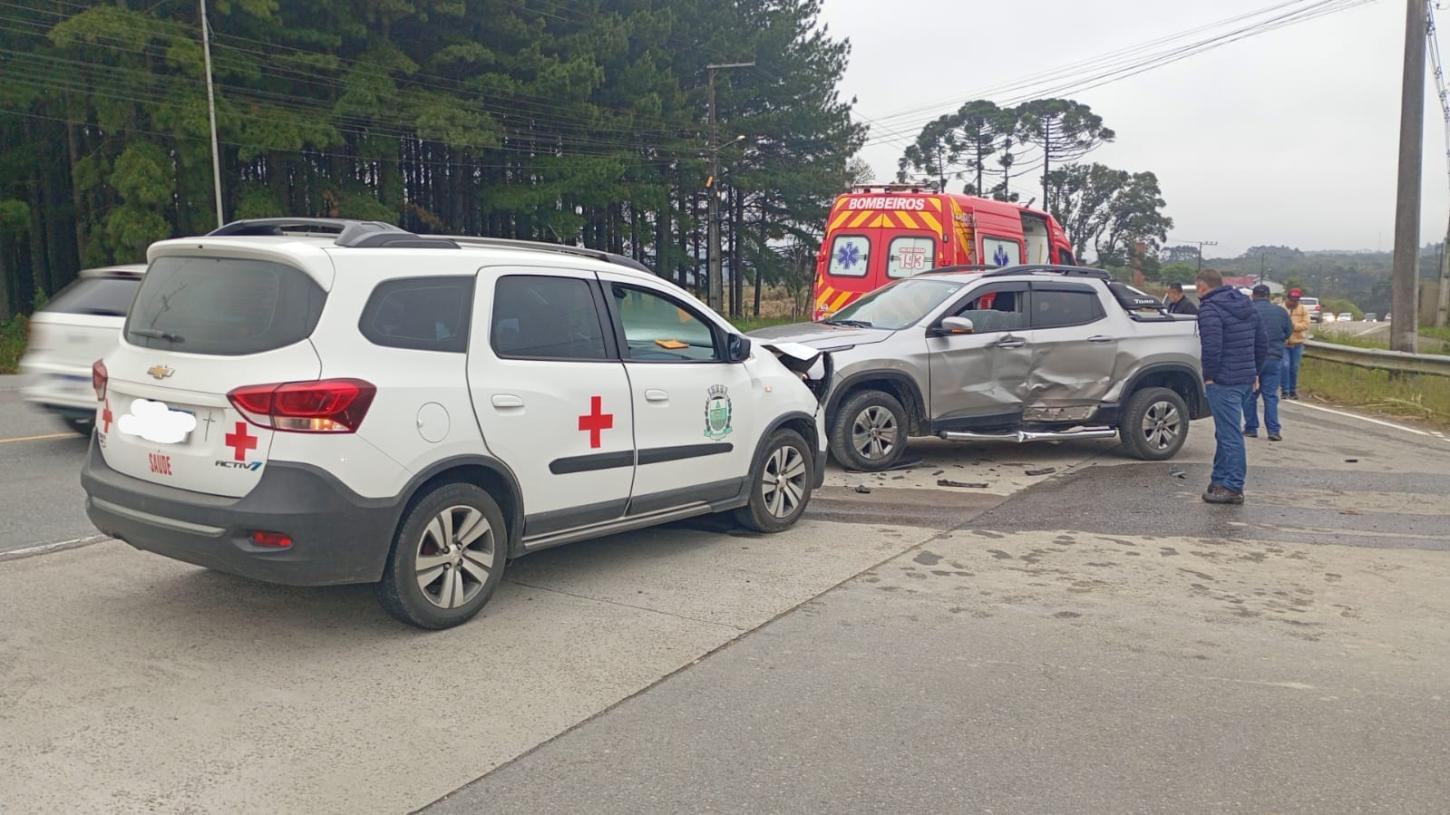 Colisão entre dois carros deixa três pessoas feridas na SC A280C, no bairro  Alpino