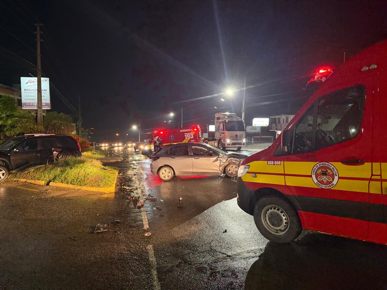 Colisão entre dois carros mobiliza Bombeiros no Acesso Oeste, em São Bento do Sul