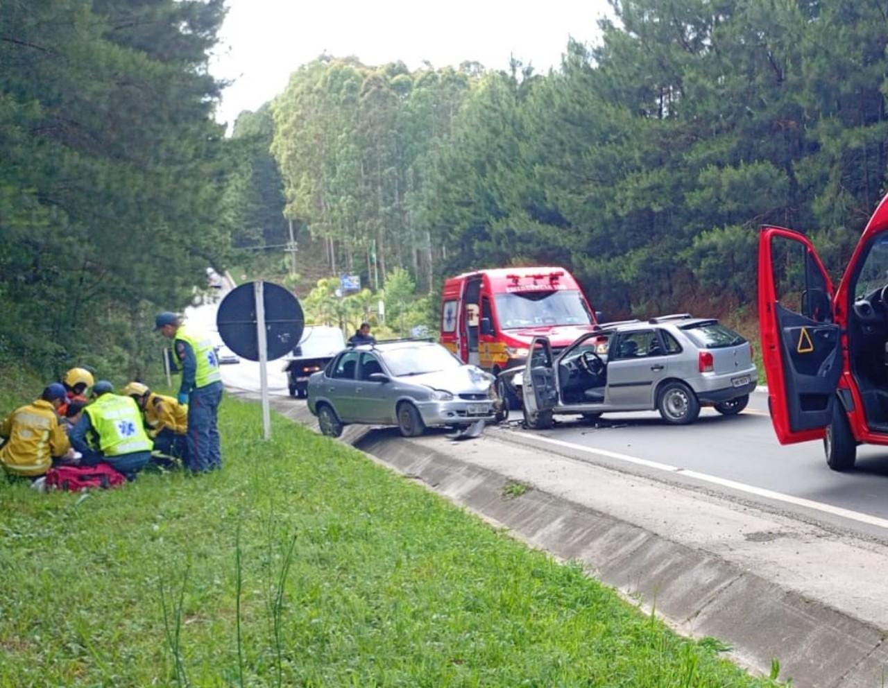 Colisão entre dois carros na BR-280 deixa casal ferido em São Bento do Sul