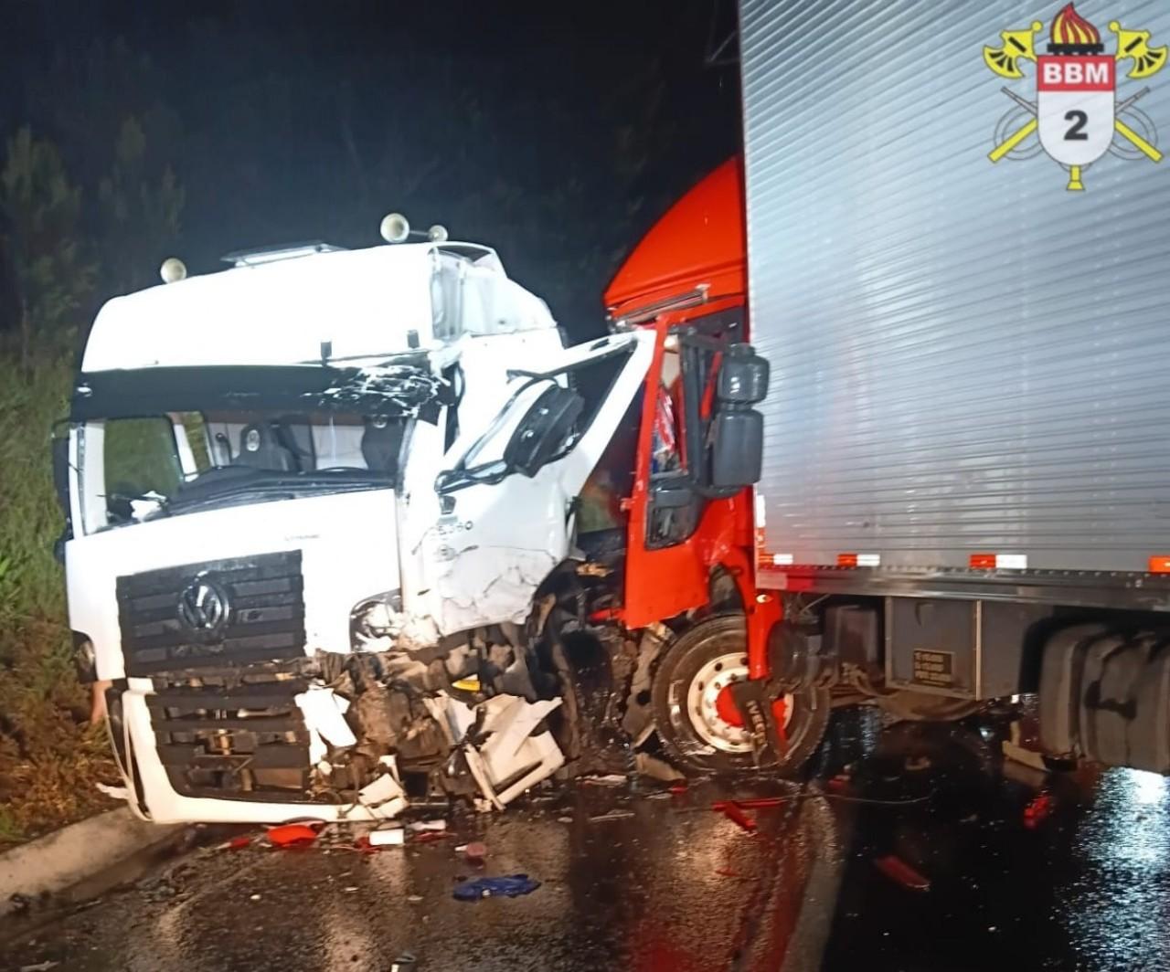 Colisão frontal entre dois caminhões deixa dois motoristas feridos na BR-470