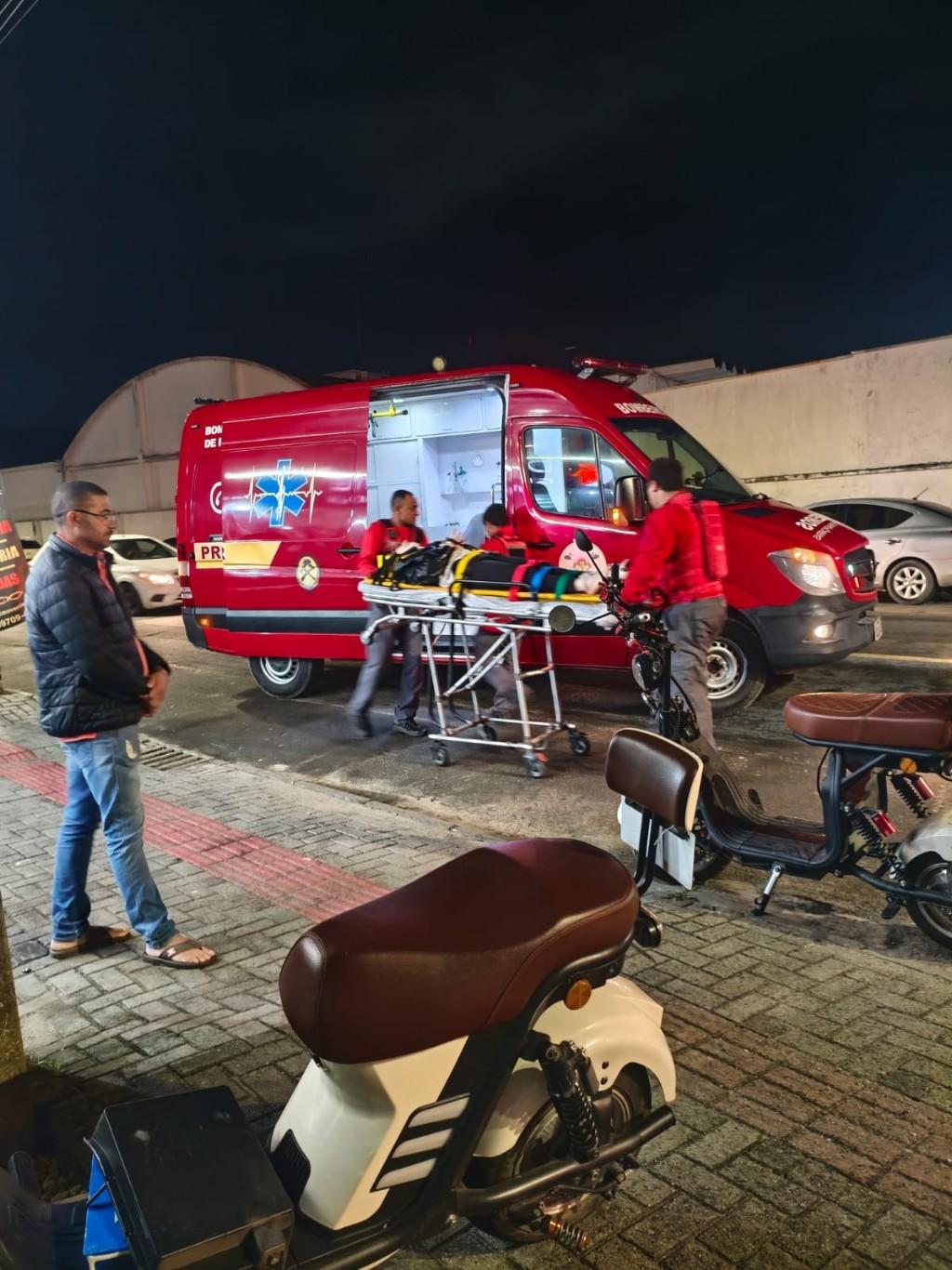 Colisão frontal entre duas scooters deixa duas pessoas feridas em Penha