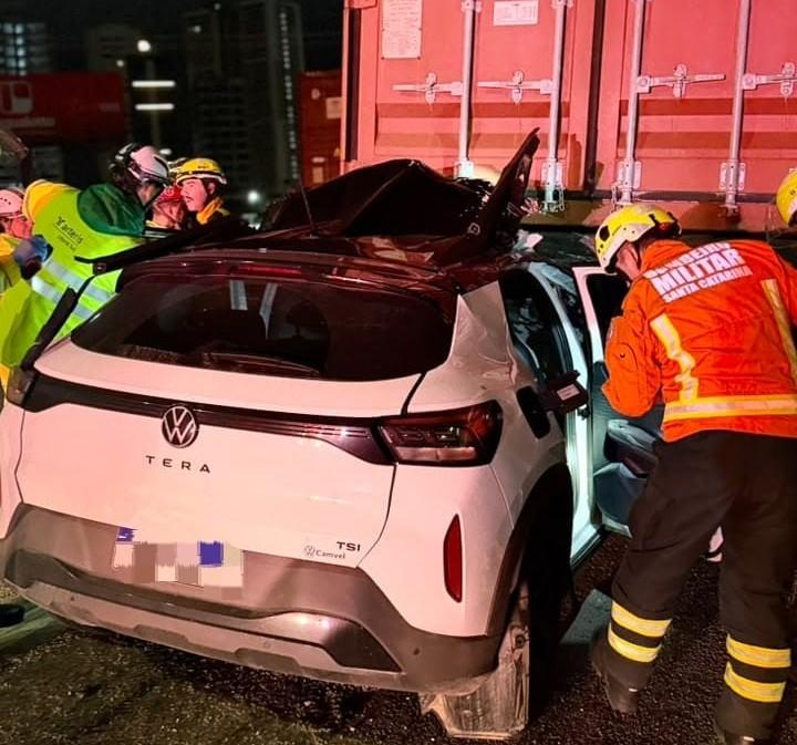Homem de 40 anos morre em colisão entre carro e caminhão na BR-101, em Itapema