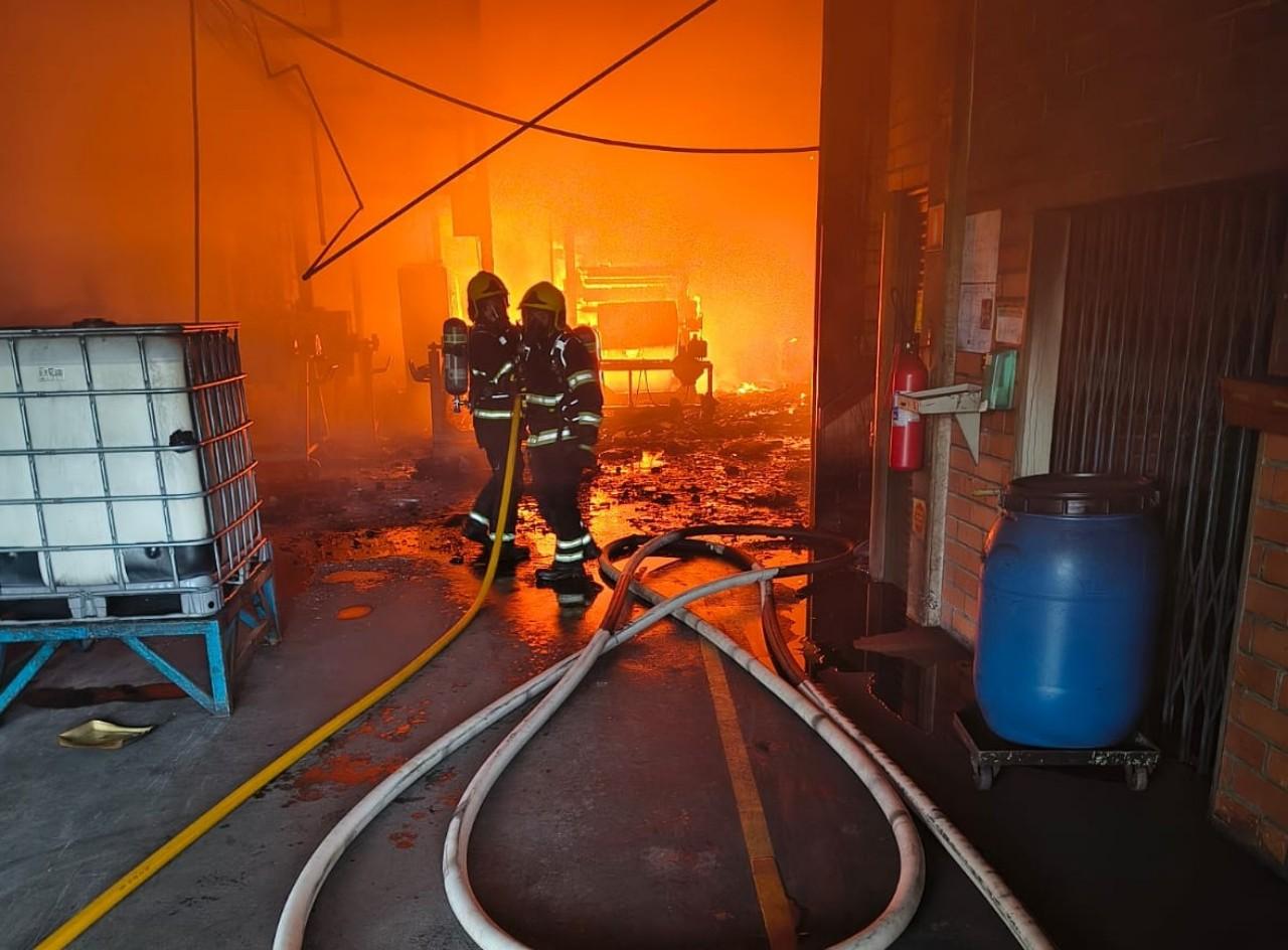 Incêndio de grandes proporções atinge barracão da Cremer em Blumenau