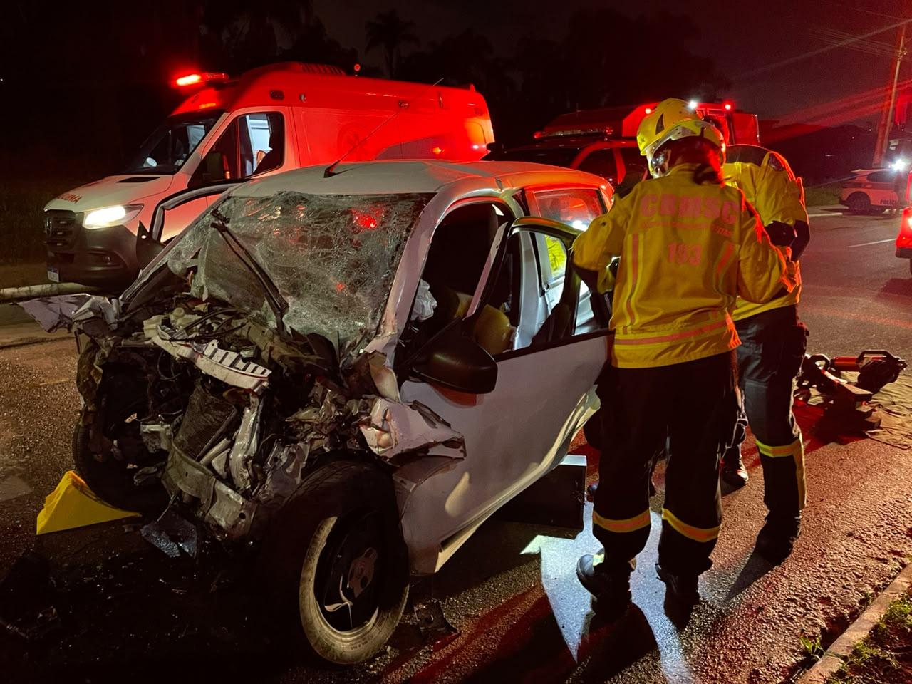 Jovem de 26 anos morre após bater carro contra caminhão estacionado em Itajaí