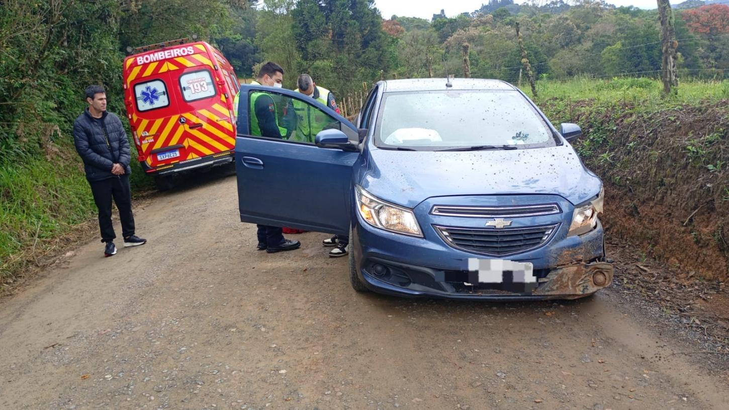Jovem  fica ferido após carro bater contra barranco em São Bento do Sul