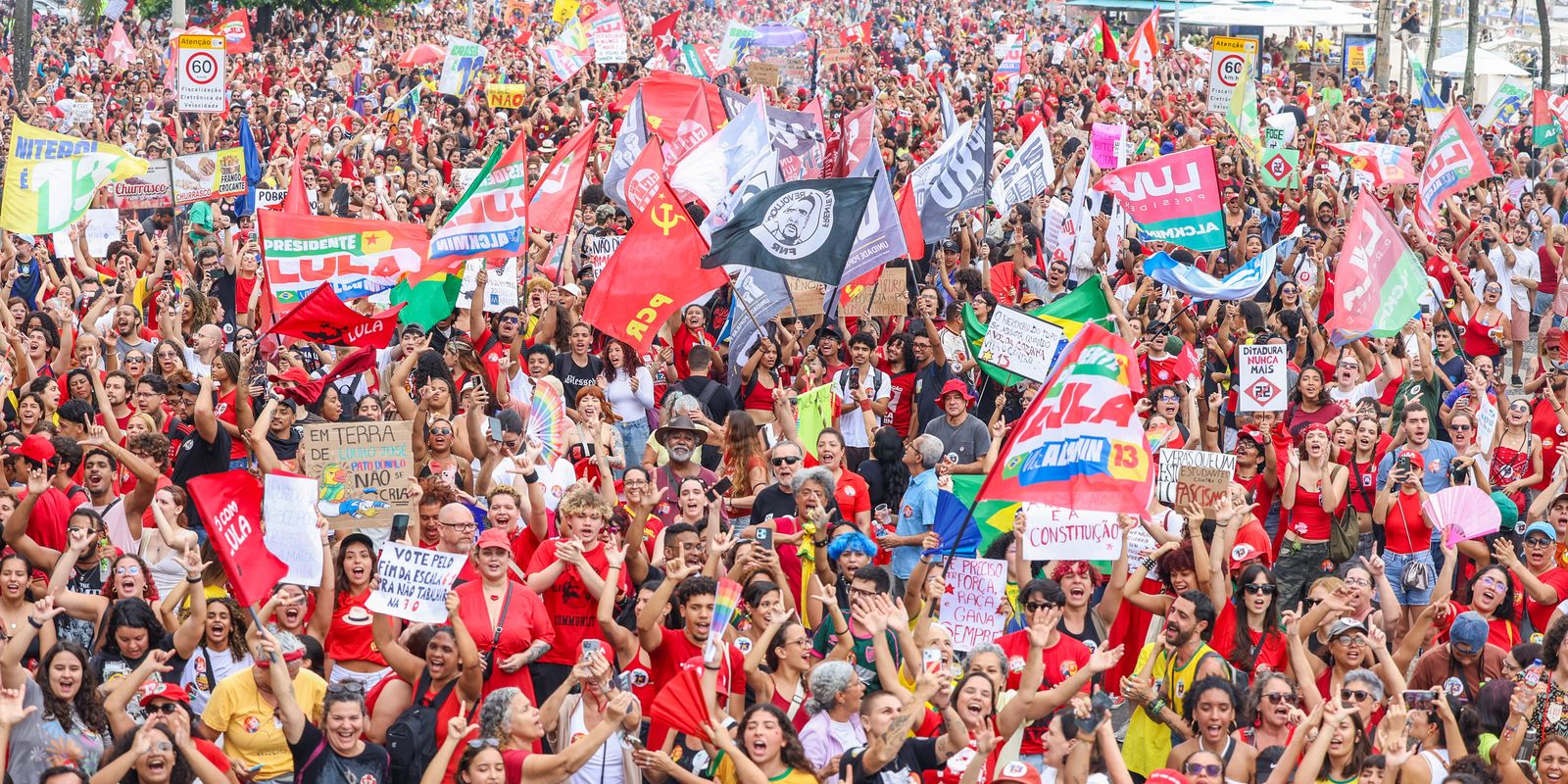 Milhares ocupam Copacabana em ato pela democracia e em apoio a Lula 