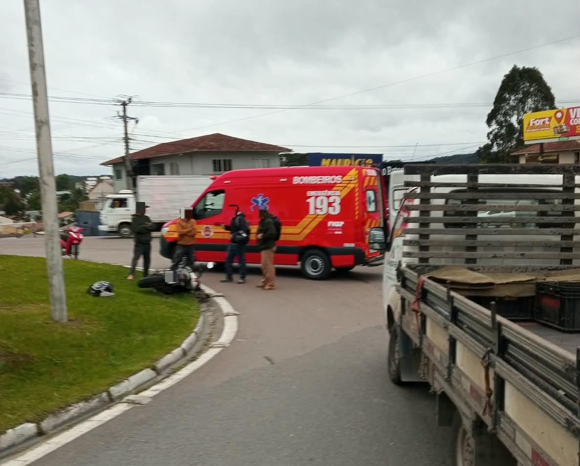 Motociclista de 25 anos fica gravemente ferido em colisão com caminhão na SC-418, em São Bento do Sul