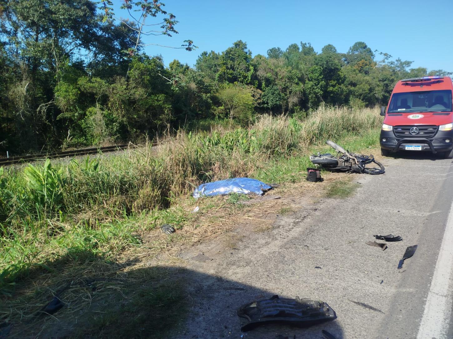 Motociclista de 36 anos morre após colisão com caminhão na BR-280, em Araquari