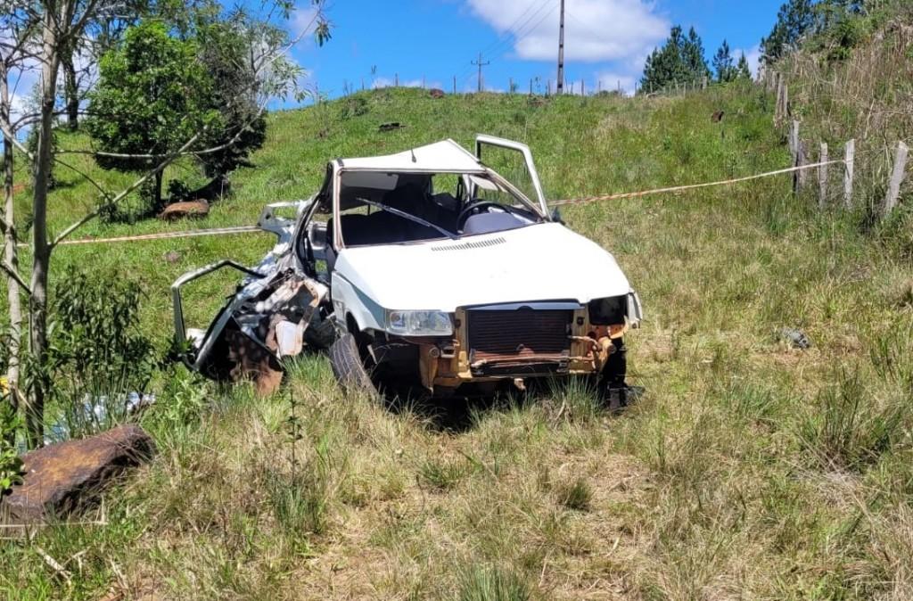 Motorista de 43 anos morre após carro capotar e cair em açude em Água Doce